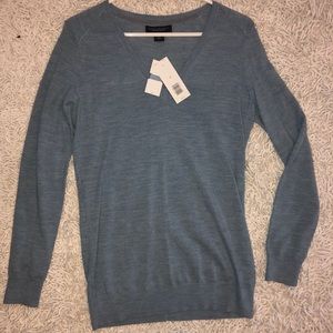 Banana Republic V-neck thin sweater. Tunic length